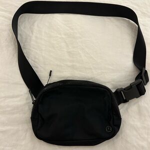 Lululemon Everywhere Belt Bag 1L in Black